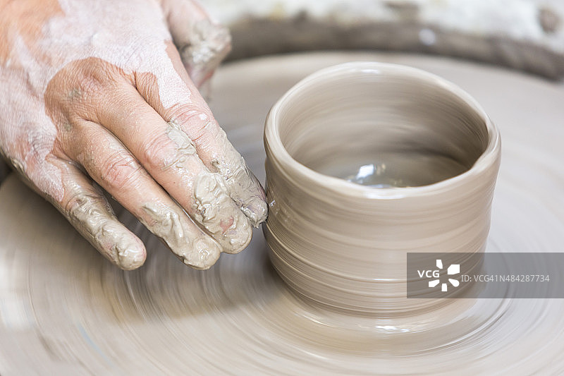 在转轮上制作陶杯图片素材