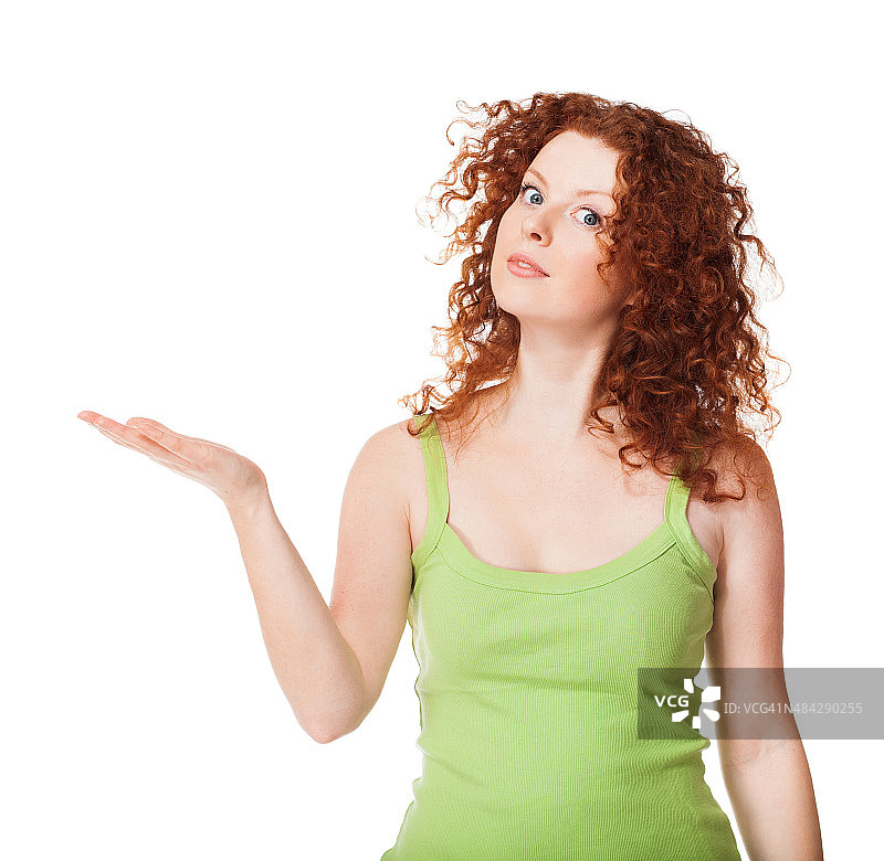 手持白色样品的漂亮女人图片素材