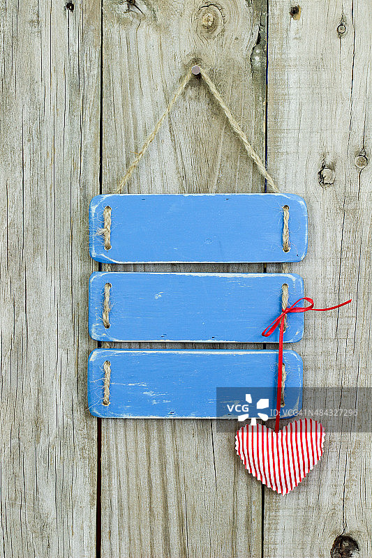 挂在门上的带红心的蓝色标牌图片素材