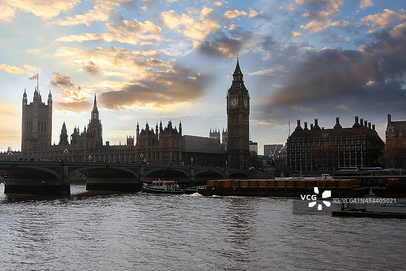 英国伦敦著名的大本钟与桥梁图片素材