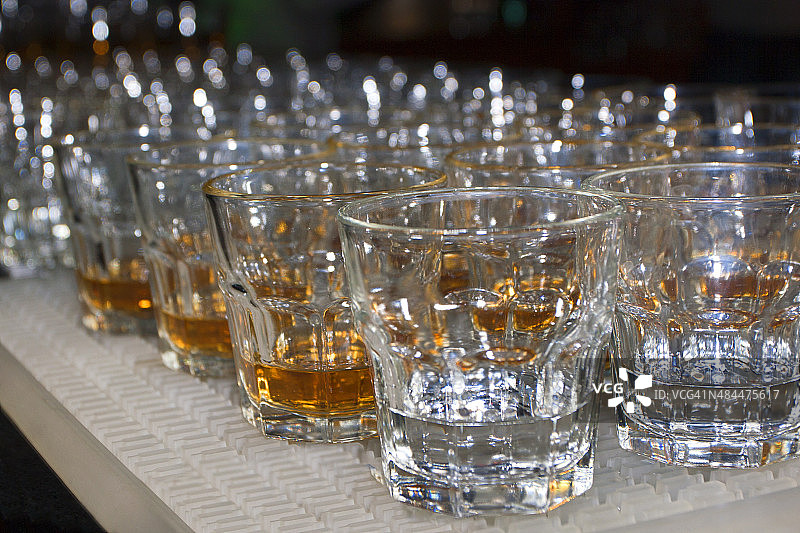 酒吧台上的酒精饮料图片素材