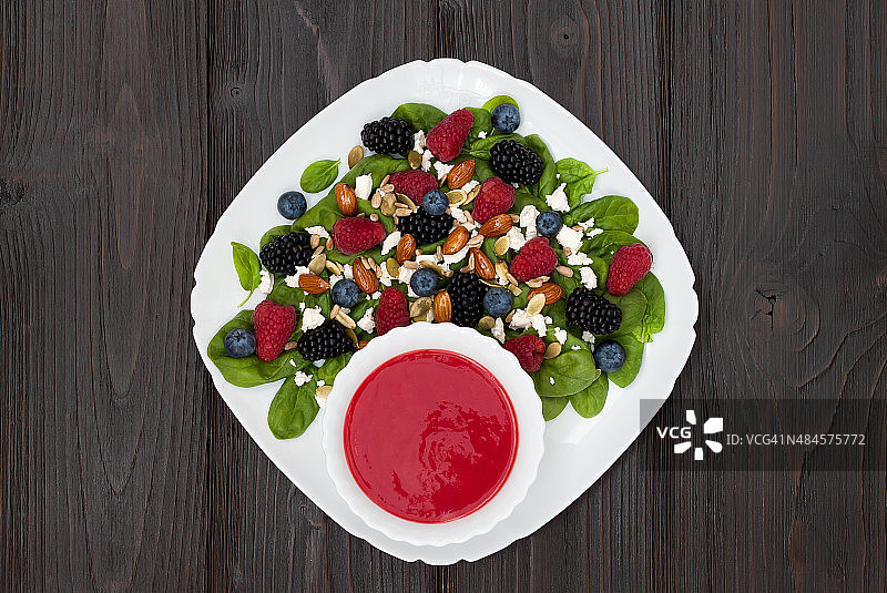 什锦浆果沙拉配杏仁、菲达奶酪和覆盆子油醋汁图片素材