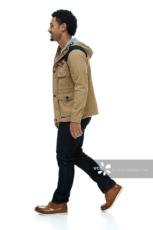 自信微笑的休闲男士走路图片素材