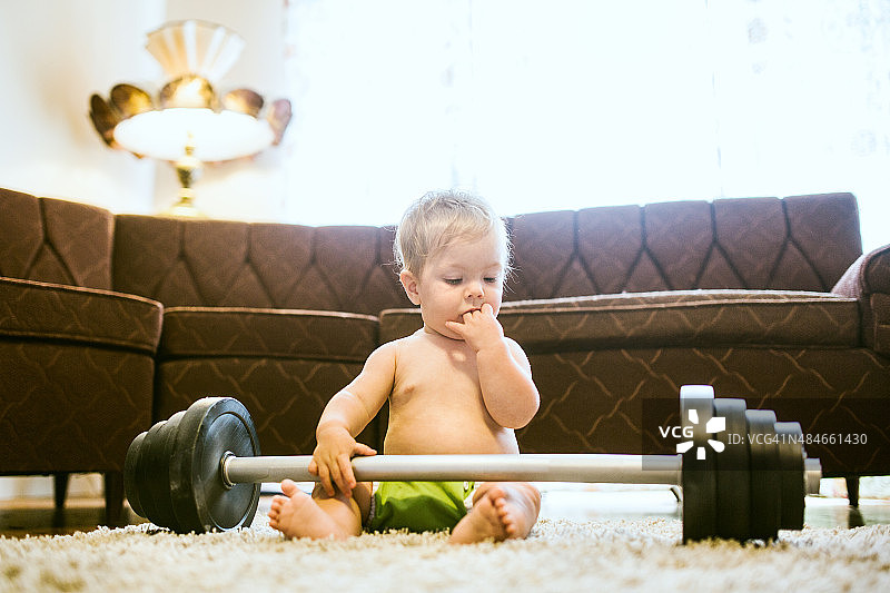 举着杠铃的婴儿图片素材