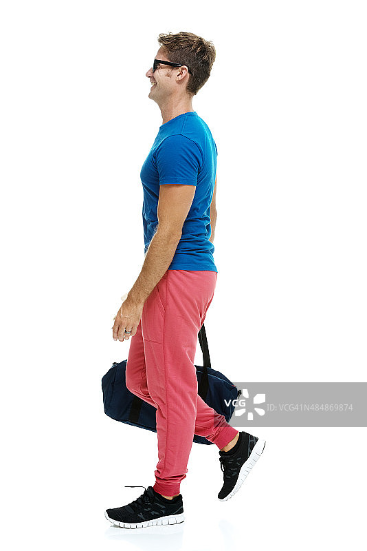 自信微笑的休闲男士走路图片素材