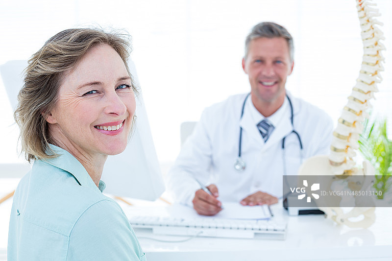 患者与医生对着镜头微笑图片素材