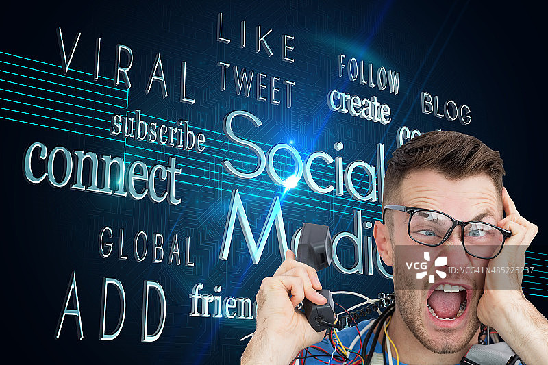 沮丧的电脑工程师在打开的CPU前通话尖叫的合成图像图片素材