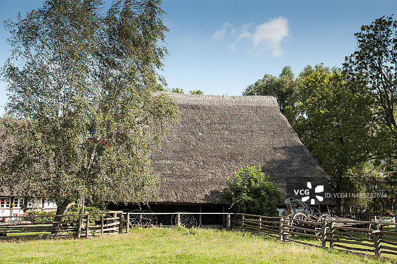 带茅草屋顶的传统渔民房屋图片素材