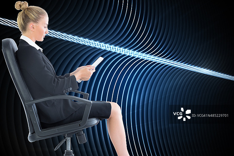 合成图像的女商人坐在转椅与平板电脑图片素材