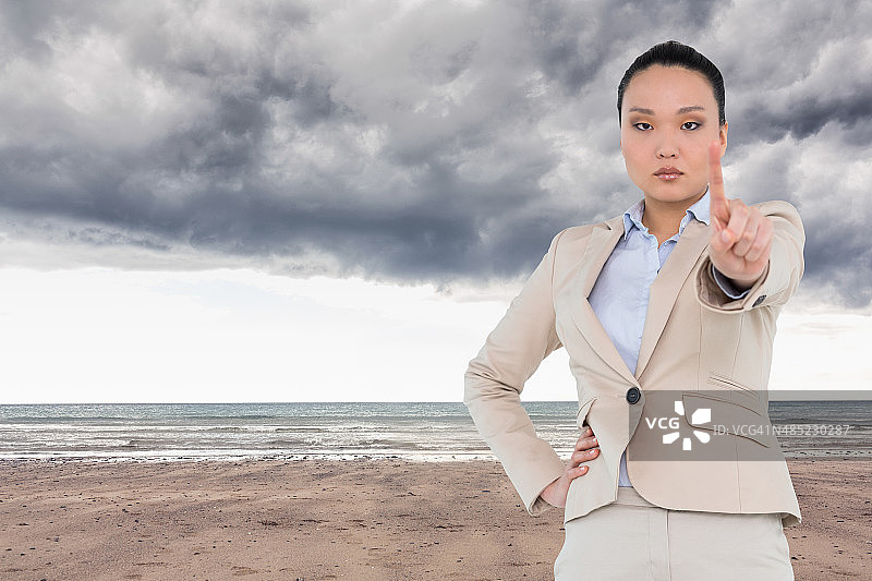 表情严肃的亚洲女商人的合成图片图片素材