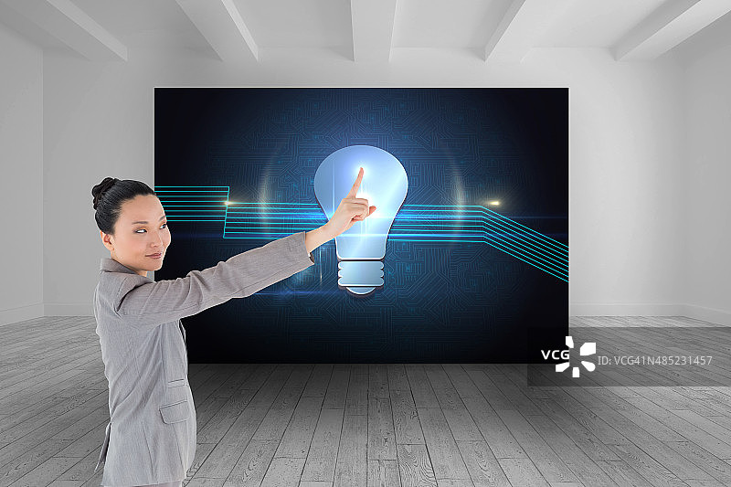 微笑的亚洲女商人指着的合成图像图片素材