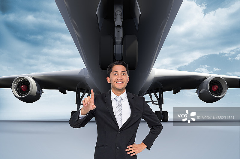 微笑的亚洲商人指着的合成图像图片素材