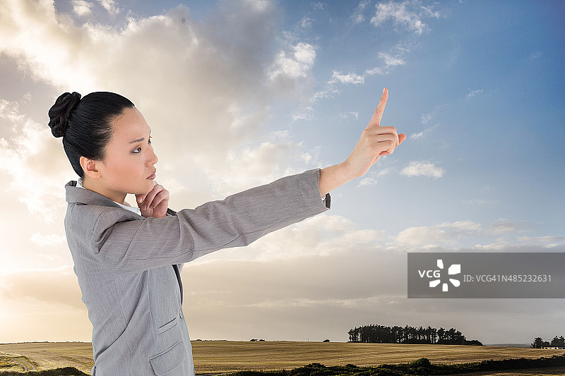 表情严肃的亚洲女商人的合成图片图片素材