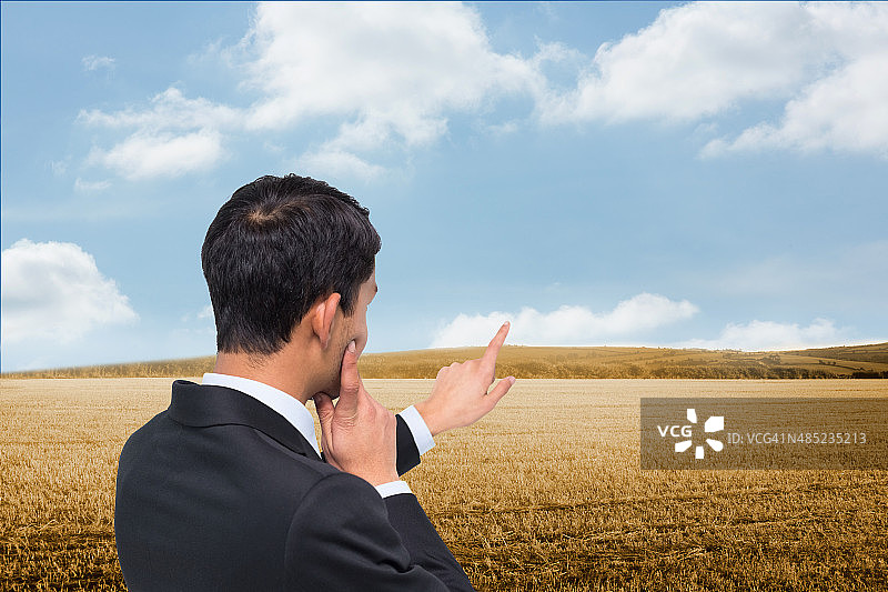 深思熟虑的亚洲商人的综合形象图片素材