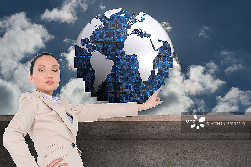 表情严肃的亚洲女商人的合成图片图片素材