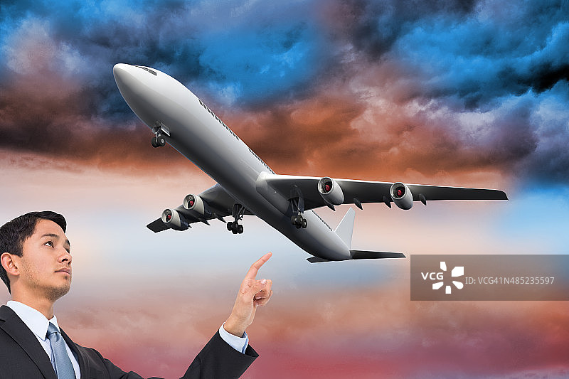 严肃的亚洲商人指向前方合成图像图片素材