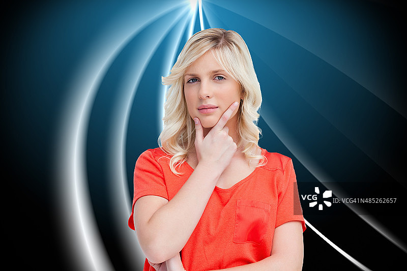 青少年若有所思地站立，手指放在下巴上的合成图像图片素材