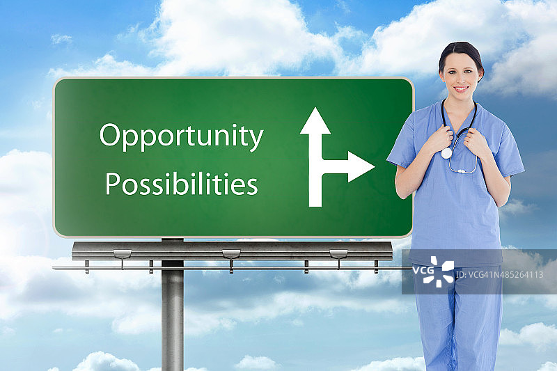 微笑的实习医生穿着蓝色短袖制服的合成图像图片素材