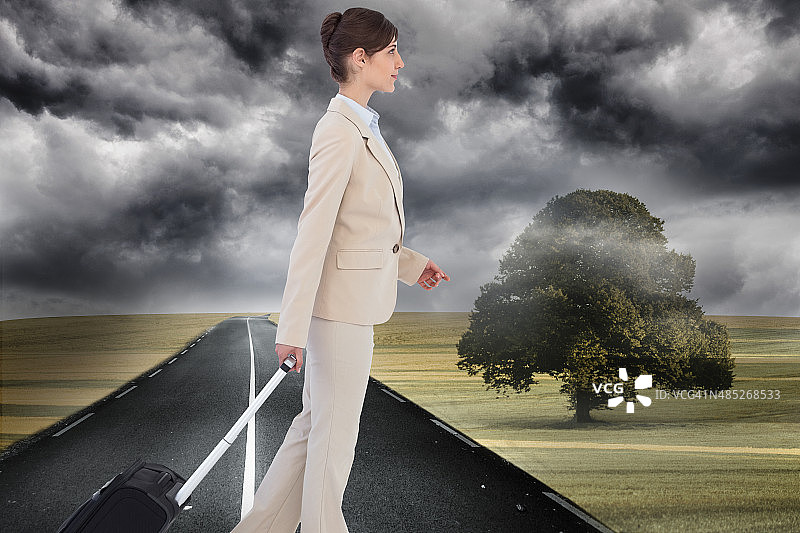 拉着行李箱的严肃女商人合成图像图片素材