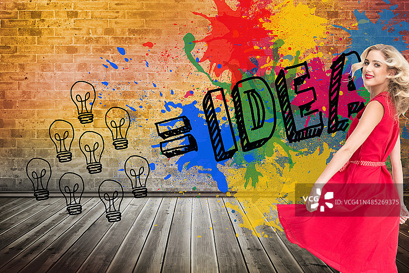 合成影像：微笑的金发女子转身图片素材