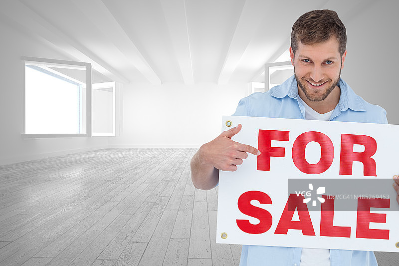 微笑的模特手持出售标志合成图像图片素材