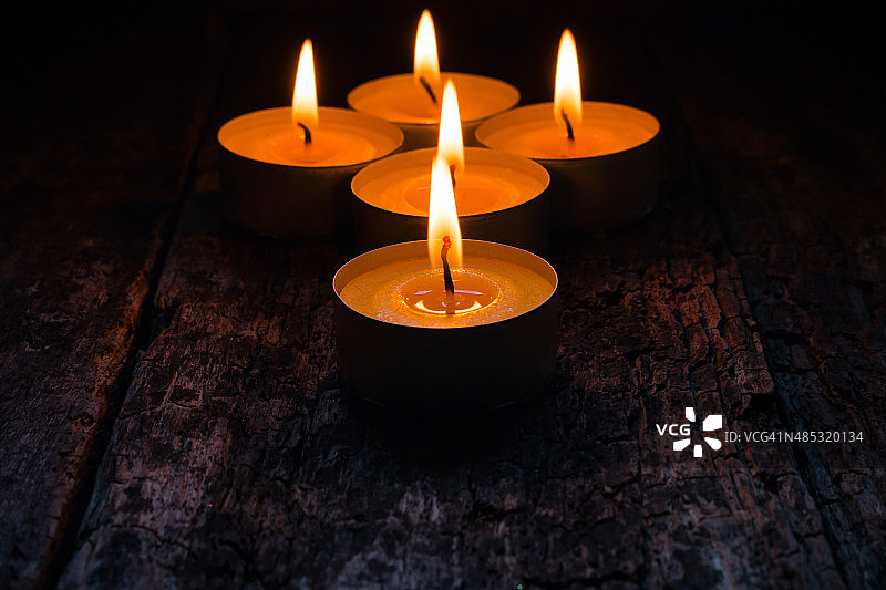 木质背景上的放松蜡烛图片素材