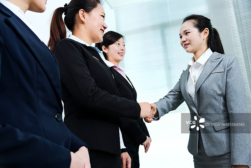 商务女人握手图片素材