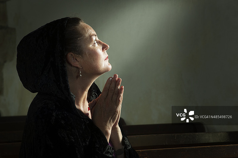 祈祷的女人图片素材