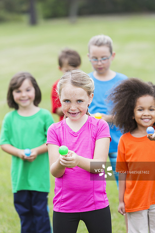 参加鸡蛋赛跑的多民族儿童群体图片素材