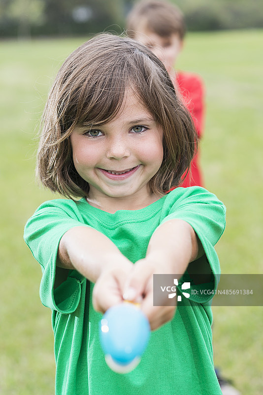 参加鸡蛋竞走比赛的小男孩图片素材
