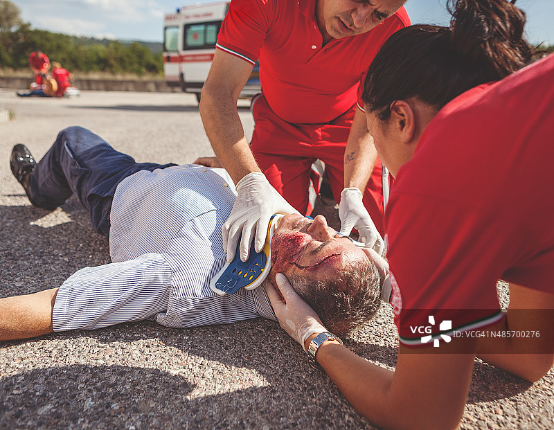 医疗急救队到达交通事故现场图片素材