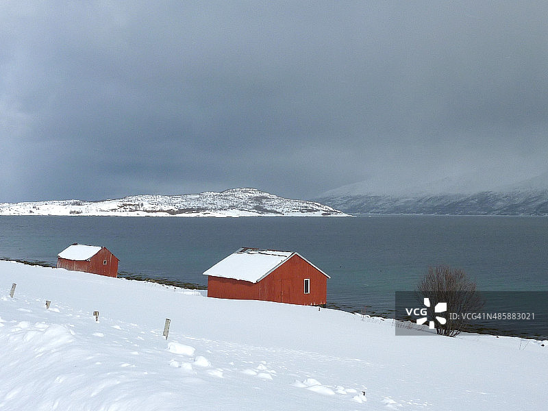 峡湾边的挪威房屋图片素材