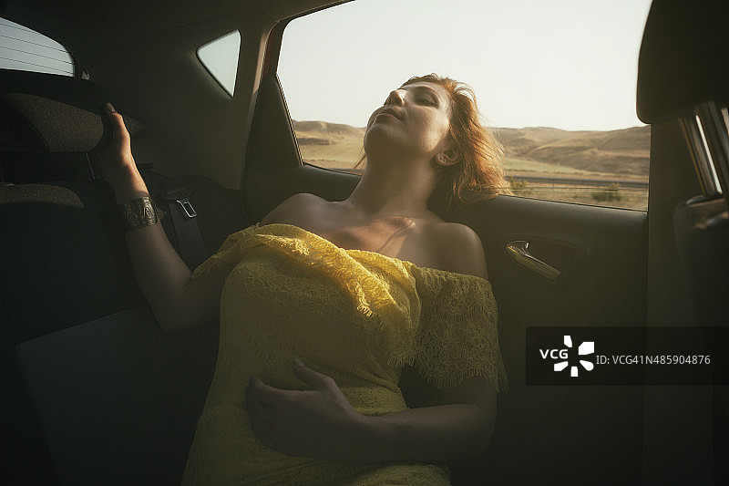 车内的宁静女人图片素材