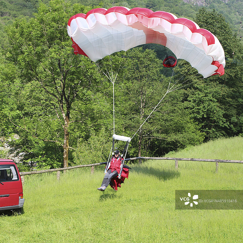 瑞士伯恩州滑翔伞着陆图片素材
