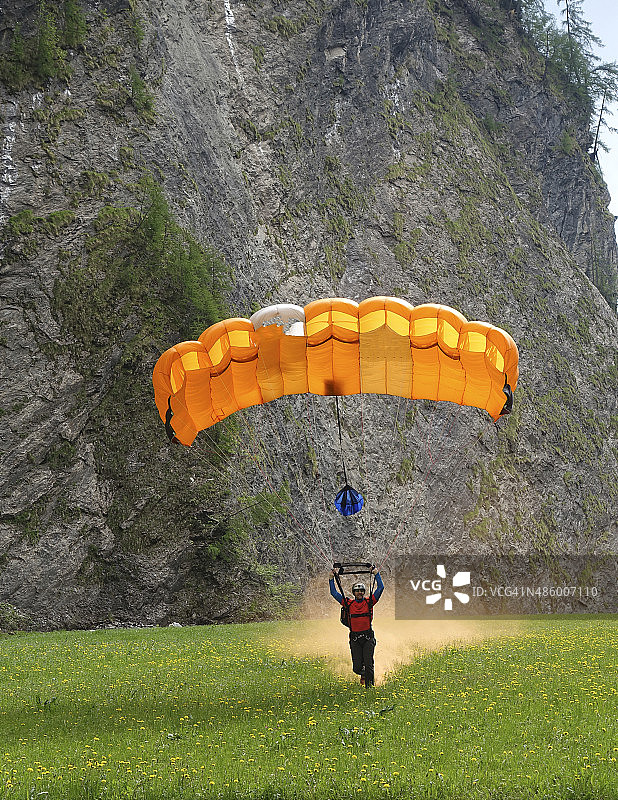 翼装飞行员在瑞士伯恩州降落图片素材