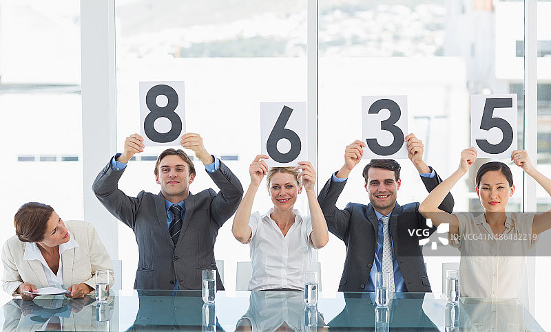 一组评委举着评分牌图片素材