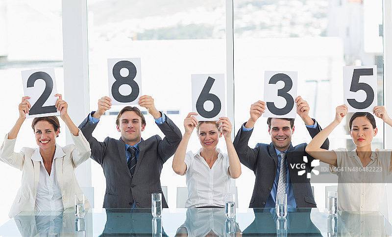 一组评委举着评分牌图片素材