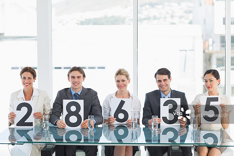 一组评委举着评分牌图片素材