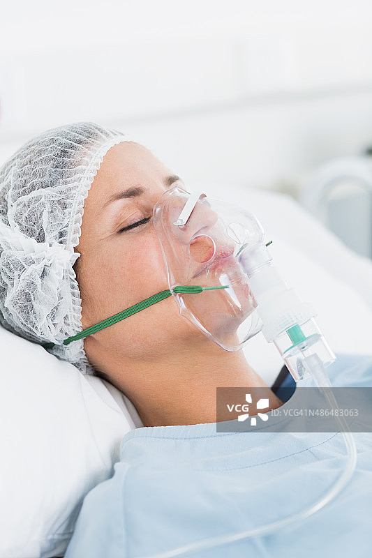 接受人工呼吸的女病人图片素材