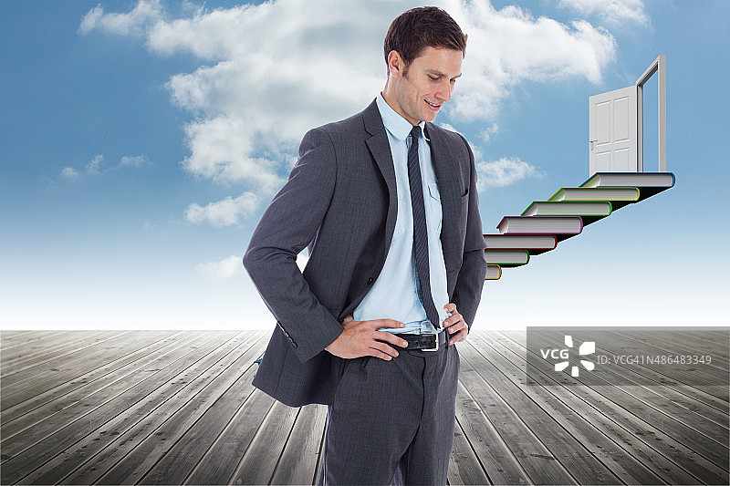 微笑的商人双手叉腰合成图图片素材