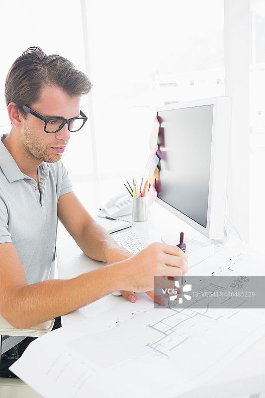 专注的男人在设计中使用圆规图片素材