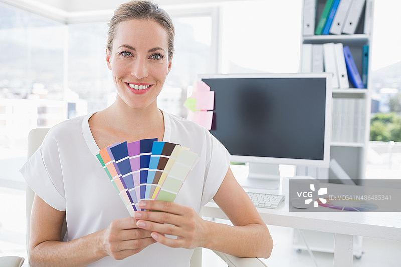 手持色卡的图片编辑肖像图片素材