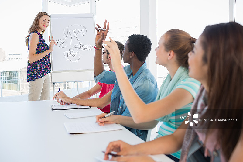 在办公室参加演示的休闲商务人士图片素材