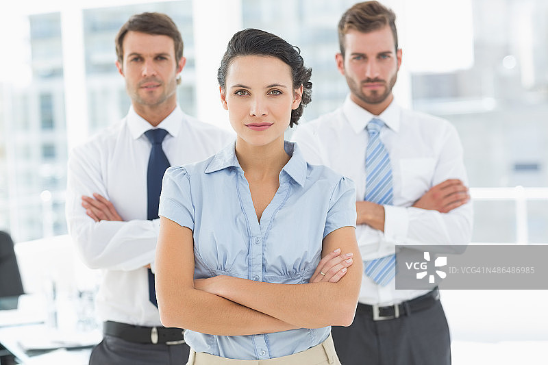 在办公室里双臂交叉的自信商务团队图片素材