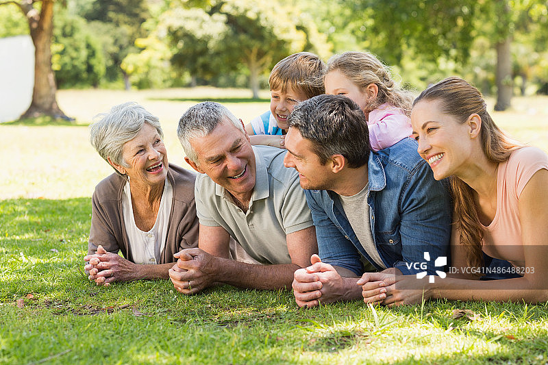一家人在公园草地上休息图片素材