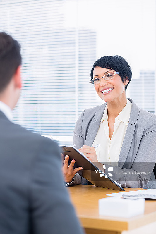 招聘人员在面试中审核候选人图片素材