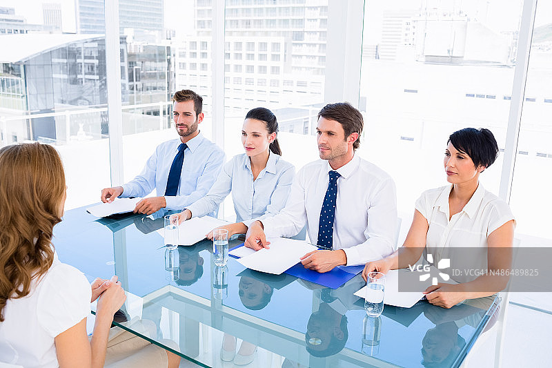 招聘人员在面试中审核候选人图片素材