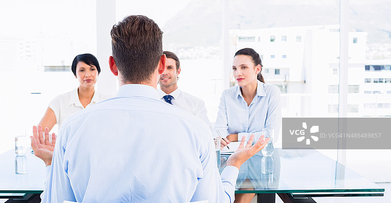 招聘人员在面试中审核候选人图片素材