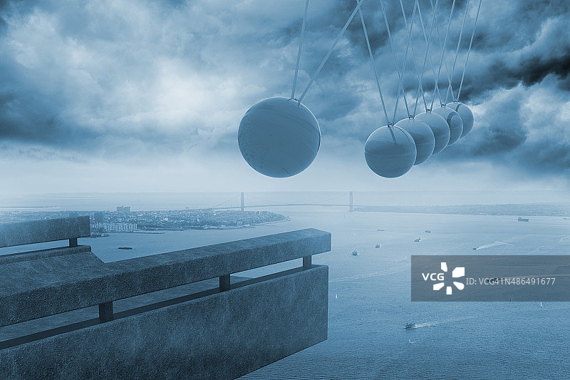 海岸线上方的牛顿摆图片素材