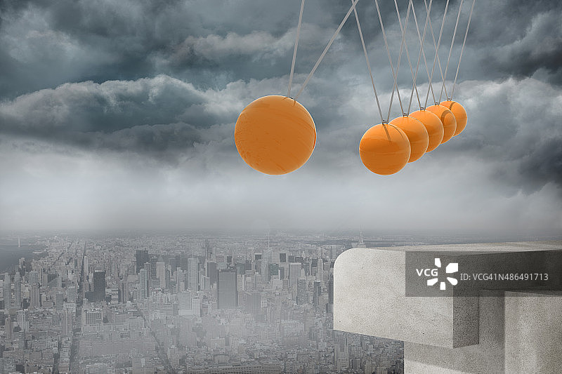 城市上空的牛顿摆图片素材